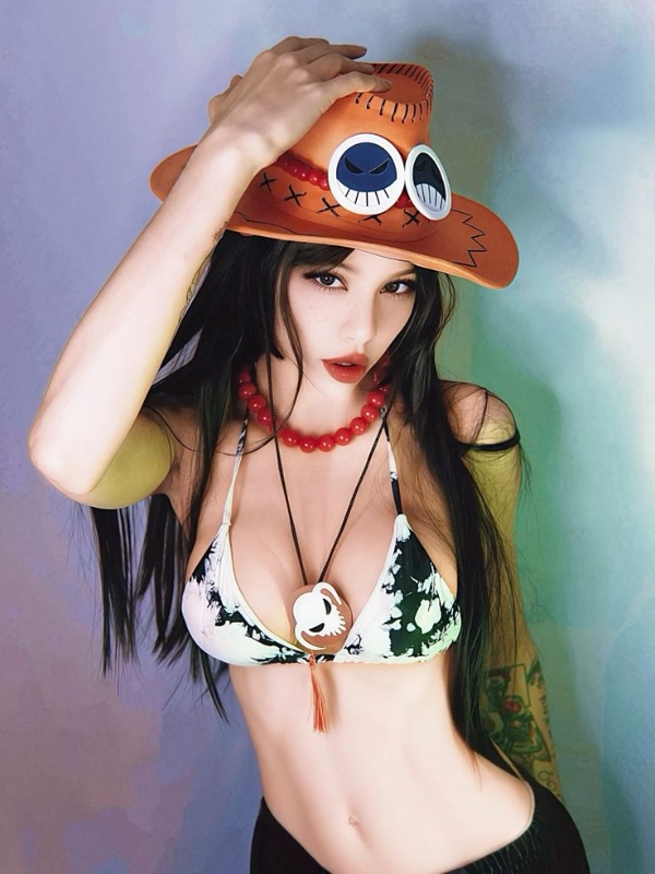 Vẻ đẹp hoang dại trong bộ ảnh cosplay bikini.