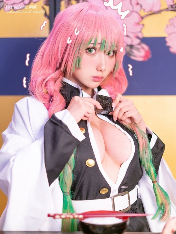 Nữ nhân vật đầy quyến rũ trong ảnh cosplay.