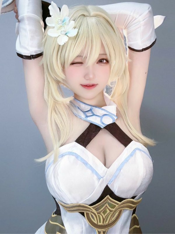 Vẻ đẹp gợi cảm trong bộ ảnh cosplay trắng.