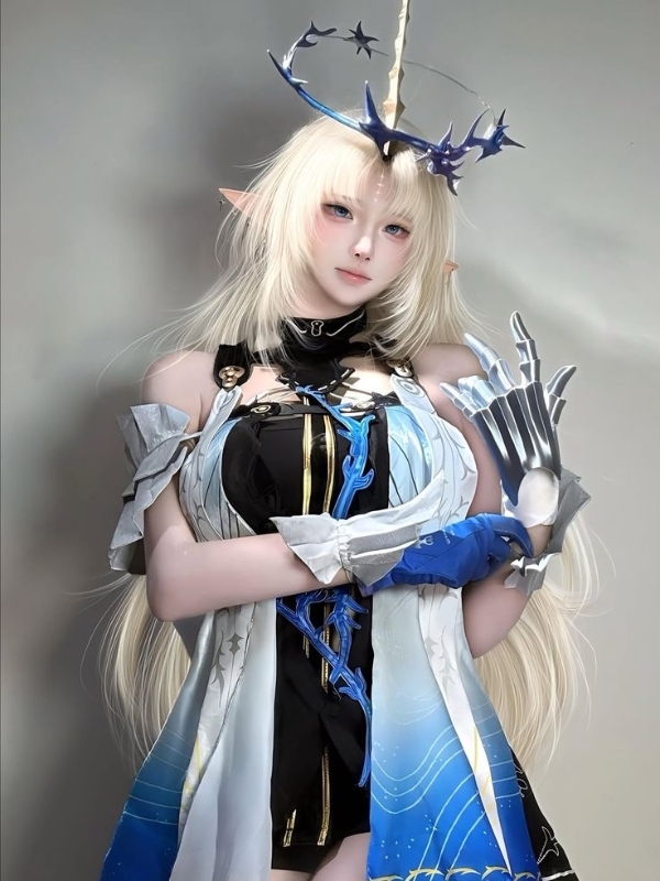 Vẻ đẹp quyền lực trong bộ cosplay ma mị.