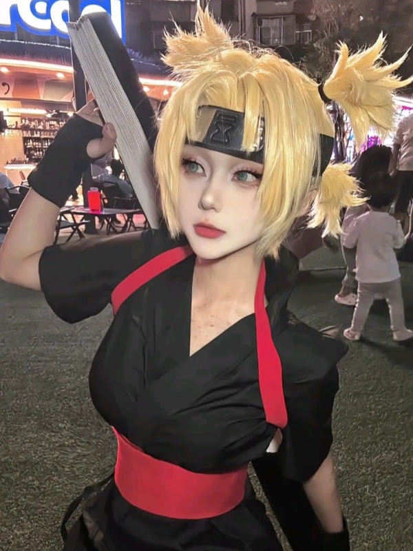 Bộ ảnh cosplay mạnh mẽ với phong cách chiến đấu.