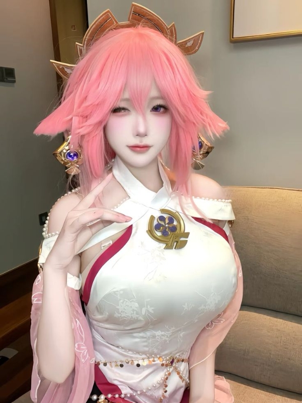Ánh mắt dịu dàng trong ảnh cosplay đặc sắc.
