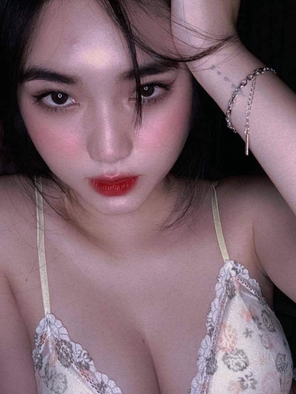 Ánh mắt ngọt ngào cùng bờ môi quyến rũ