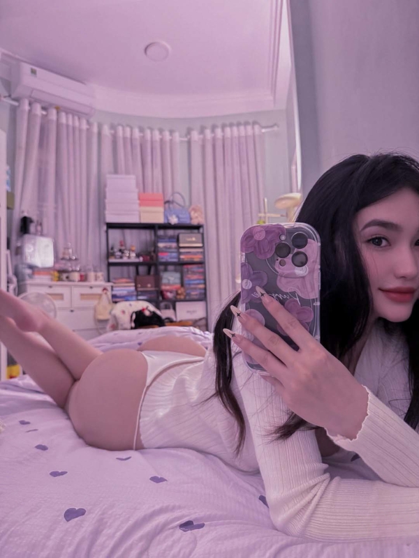 Selfie ngọt ngào trong phòng ngủ nhỏ