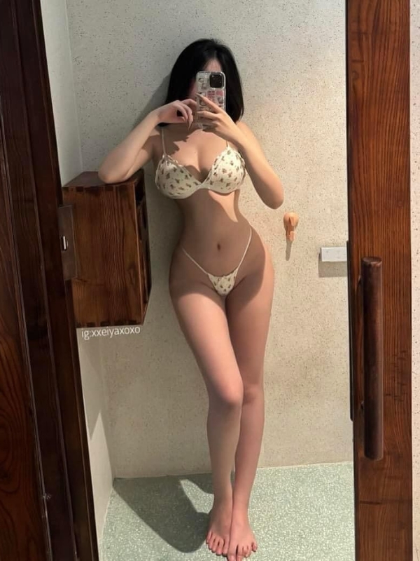 Bikini trắng khoe dáng quyến rũ tự nhiên