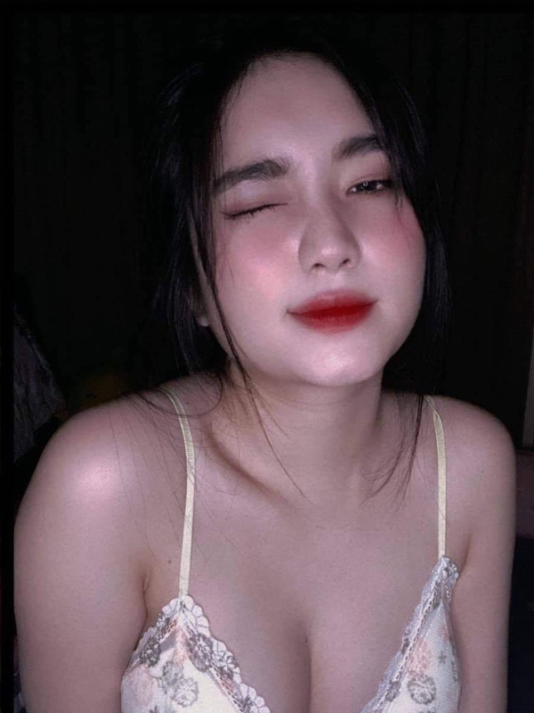 Vẻ đẹp rạng ngời cùng nụ cười e ấp