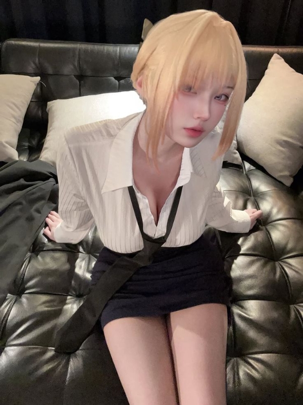 Nữ cosplayer cuốn hút trong trang phục công sở sexy
