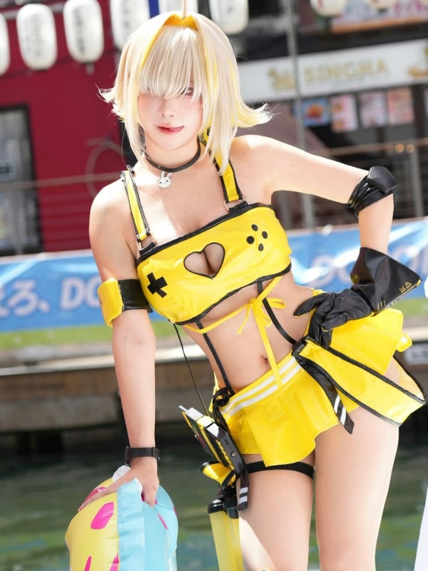Cosplay bikini vàng nổi bật, vóc dáng quyến rũ