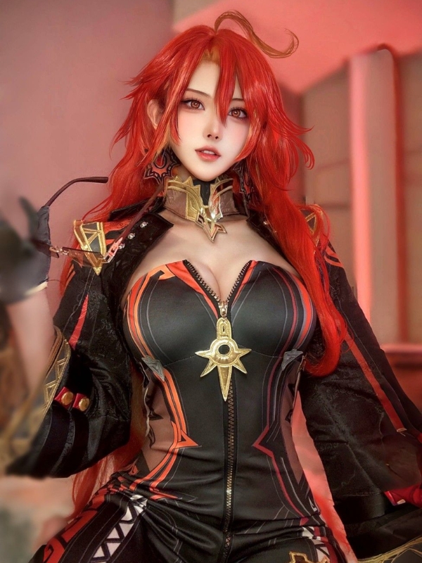 Cosplay chiến binh đỏ rực, thần thái đầy mạnh mẽ
