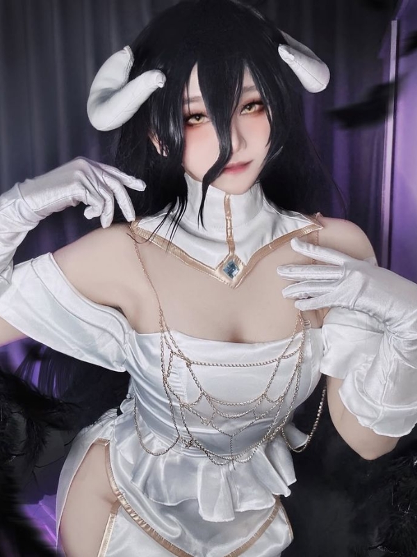 Vẻ đẹp gợi cảm trong bộ cosplay nóng bỏng màu trắng