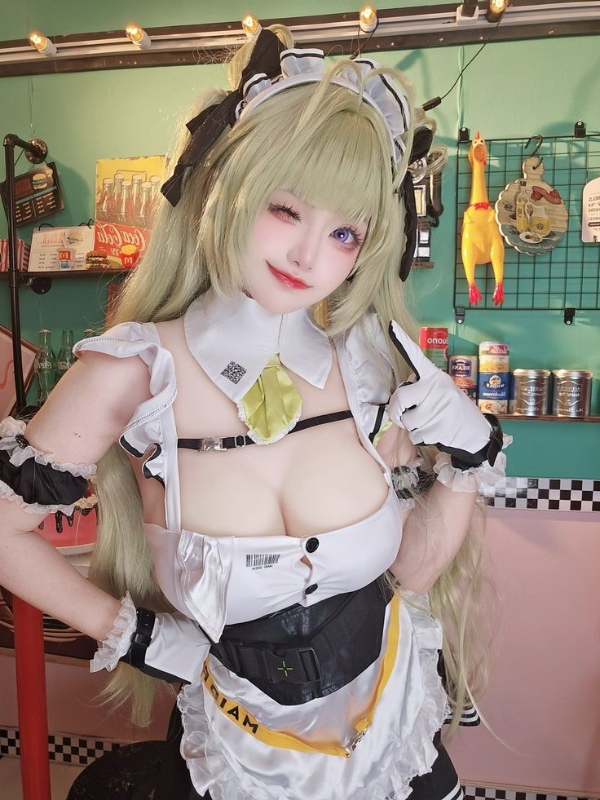Tạo dáng gợi cảm trong bộ cosplay nóng bỏng cực sexy