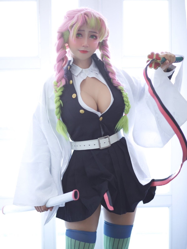 Nàng hóa thân trong bộ cosplay nóng bỏng trắng đen