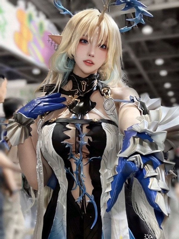 Vẻ đẹp sắc sảo trong bộ cosplay nóng bỏng quyền lực