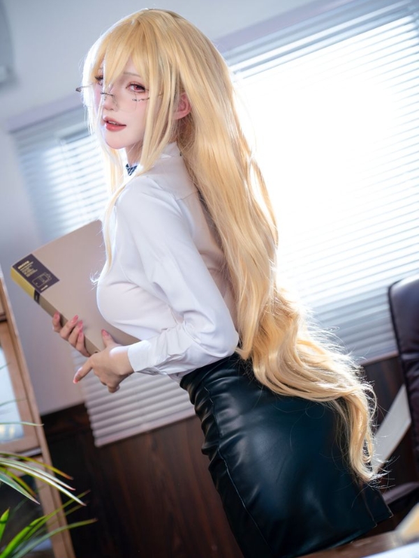 Cosplay công sở nóng bỏng với thần thái tự tin