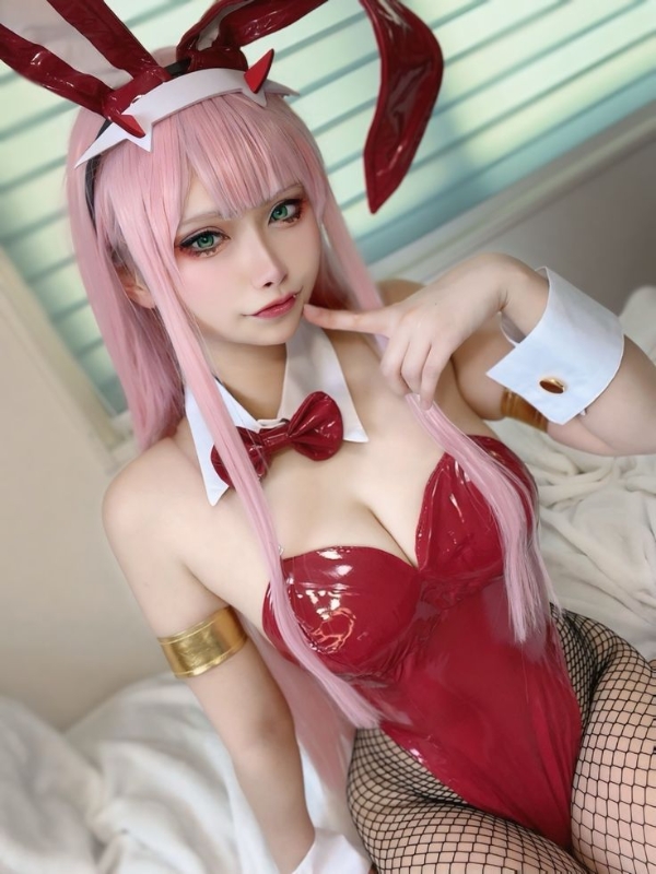 Nữ cosplayer gợi cảm trong bộ đồ thỏ đỏ đầy cuốn hút