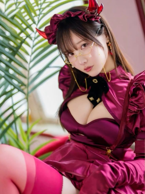 Cosplay nóng bỏng trong bộ váy đỏ đen lôi cuốn ánh nhìn