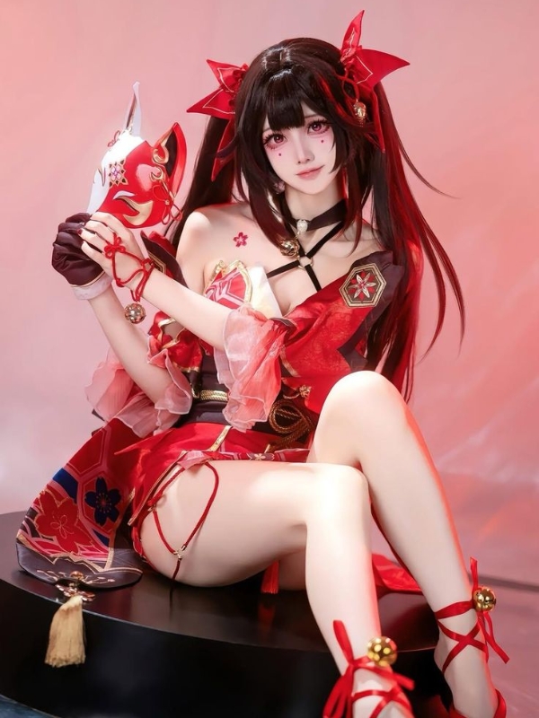 Cosplay nàng phù thủy đỏ rực quyến rũ và cuốn hút