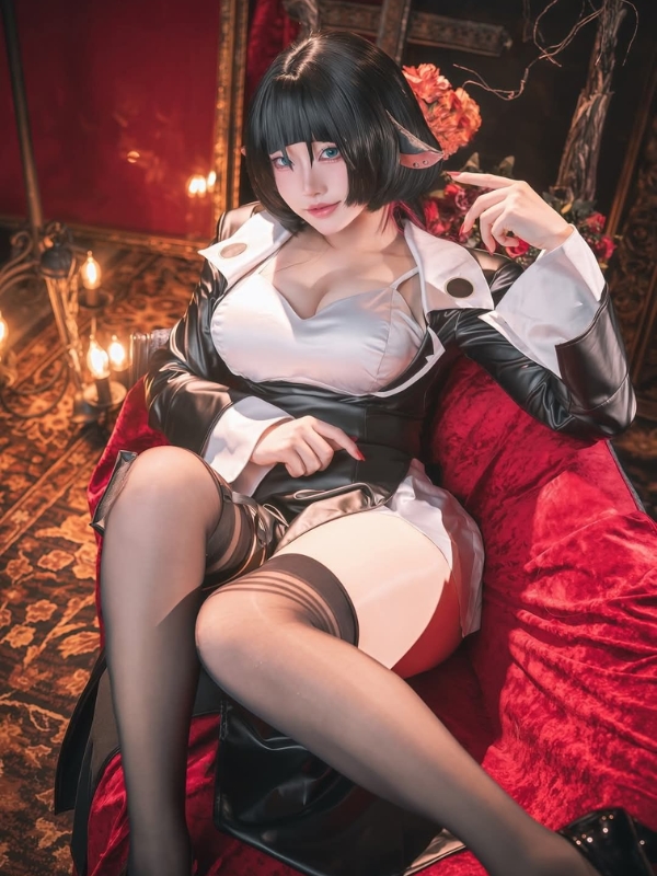 Nữ cosplayer đầy quyến rũ trong bộ đồ ren nóng bỏng