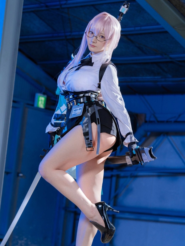 Cosplay chiến binh nữ gợi cảm, đầy mạnh mẽ và bí ẩn