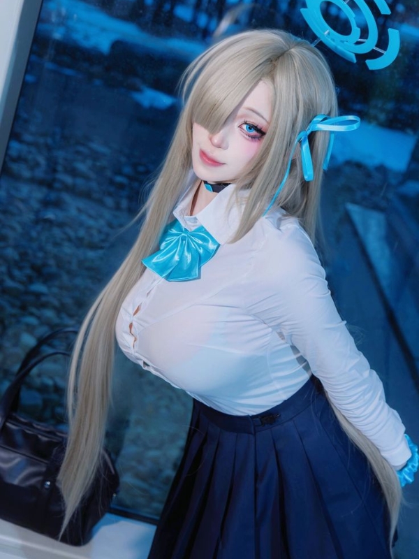 Vẻ đẹp cuốn hút trong bộ cosplay công sở sexy