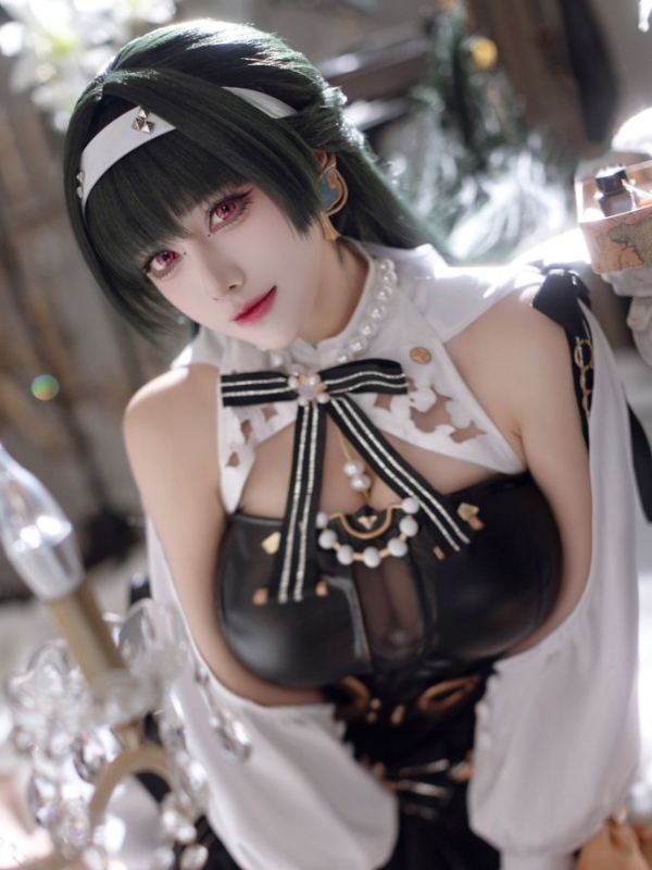 Cosplay nóng bỏng trong bộ trang phục fantasy độc đáo