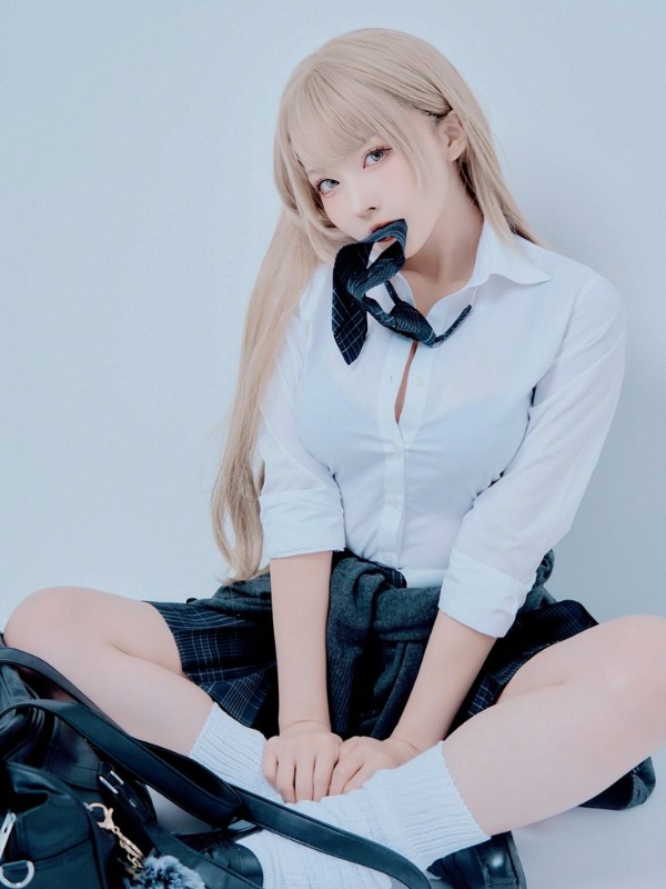 Cosplay nữ sinh gợi cảm với thần thái đáng yêu