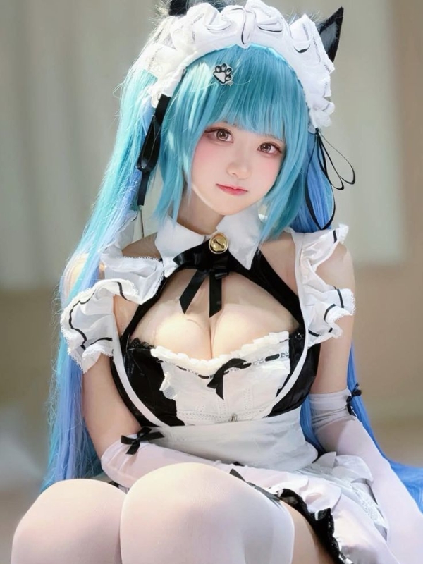 Cosplay nóng bỏng với tóc xanh cuốn hút mọi ánh nhìn
