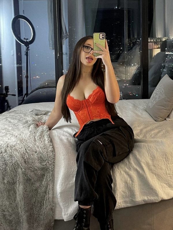 Áo corset đỏ nổi bật trong ánh đèn đêm