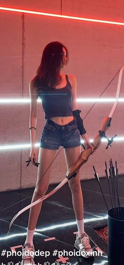Cô gái kéo cung đầy lực