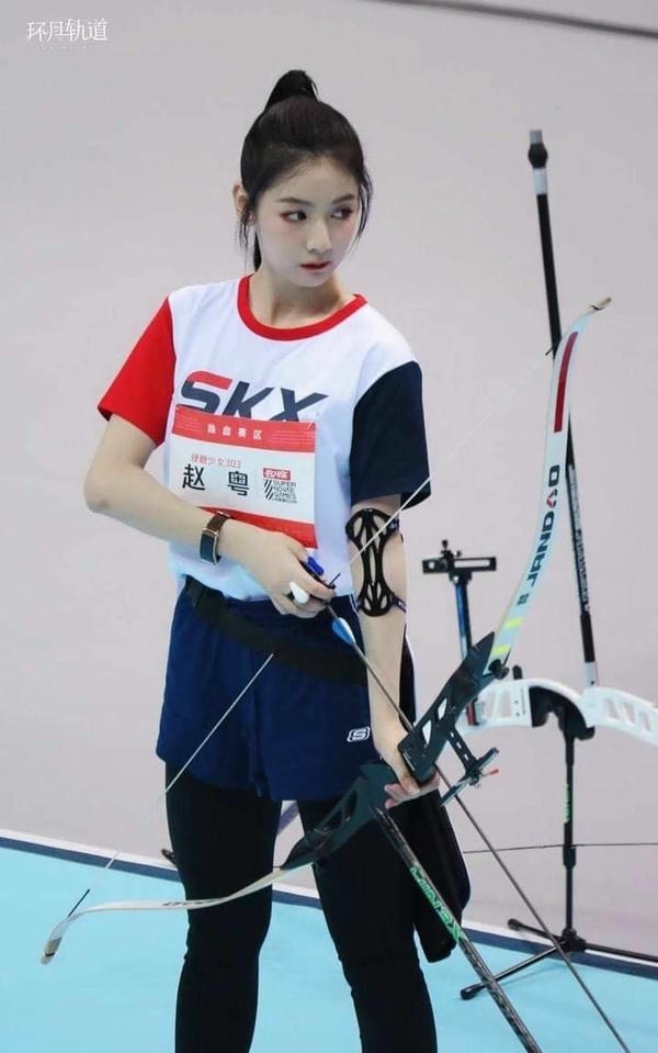 Cô gái kéo cung đầy mạnh