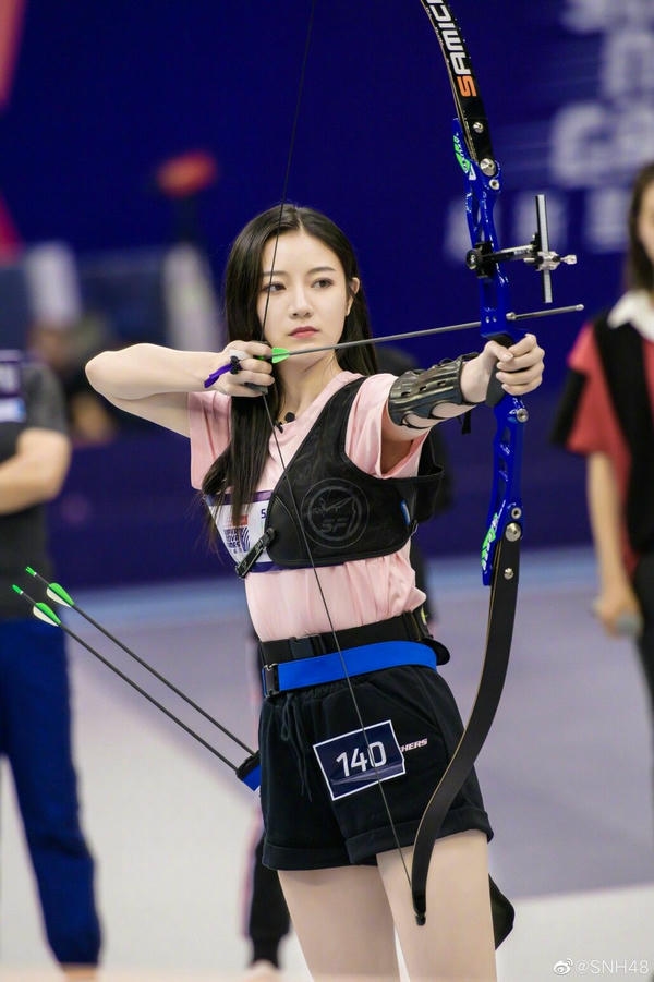 Cô gái kéo dây cung chắc