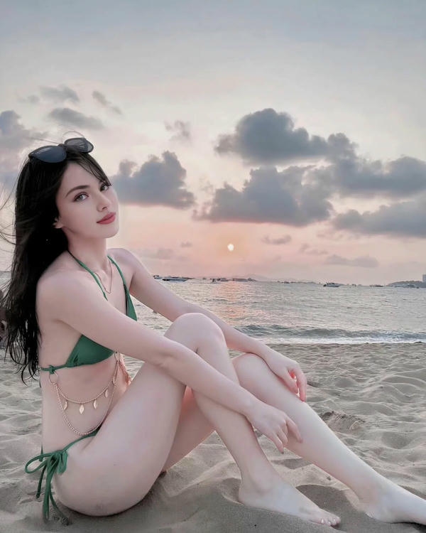 Cô gái tóc bay giữa biển