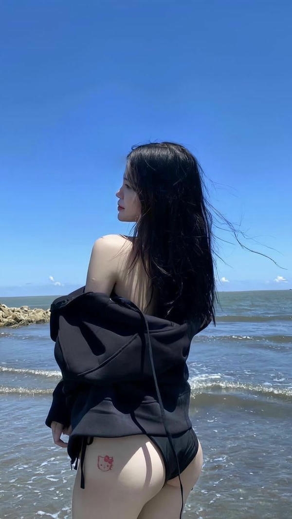 Hình ảnh cô gái biển chiều