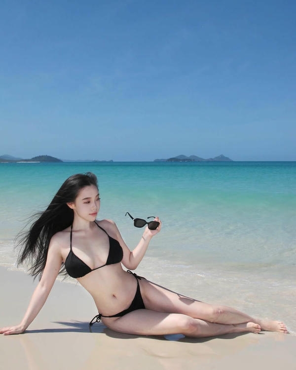 Hình ảnh nàng ngắm biển