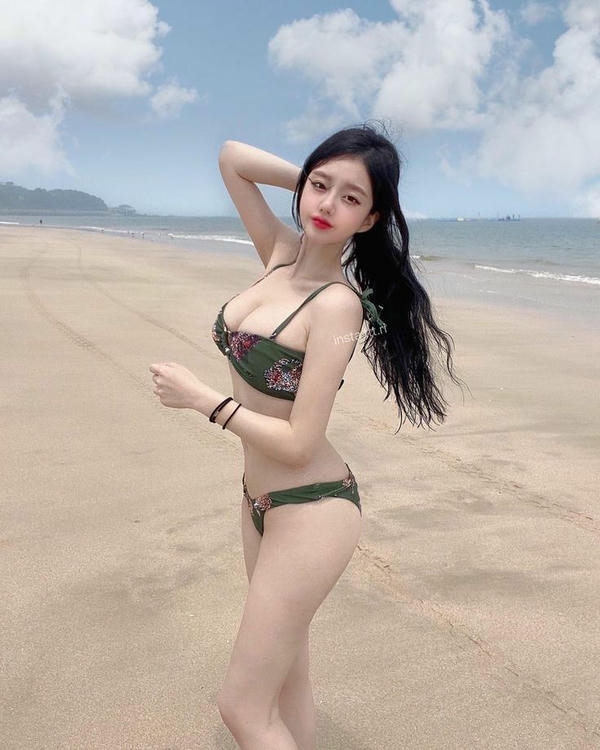 Hình ảnh nàng trên bờ biển