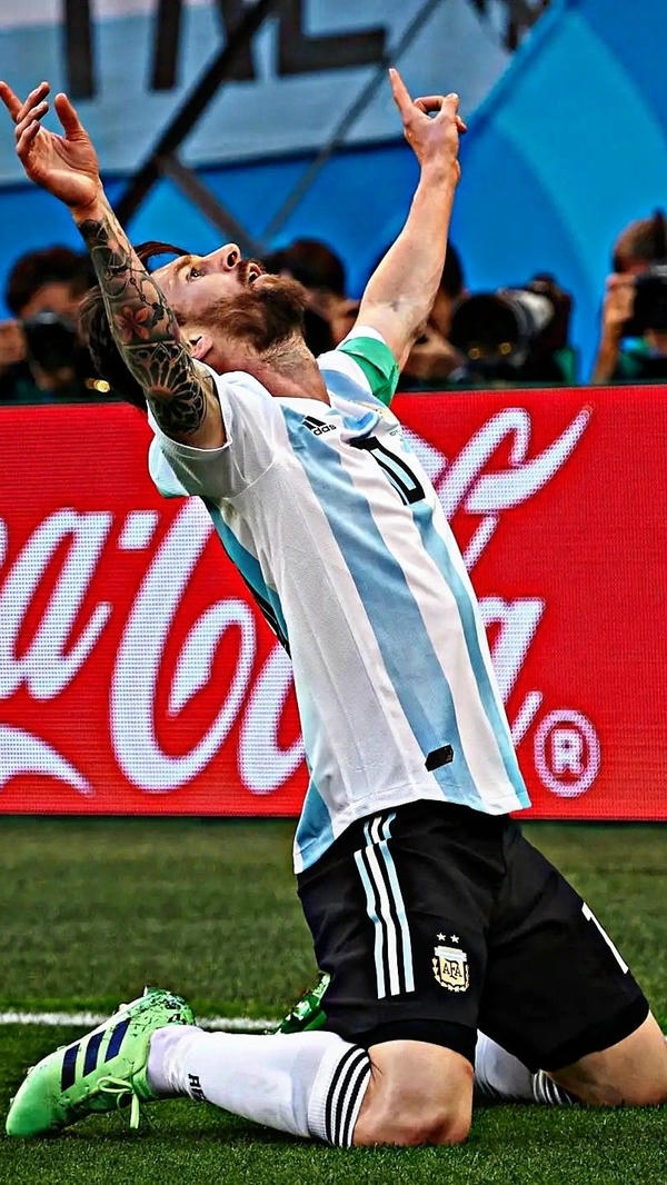 Messi ghi bàn làm bùng nổ