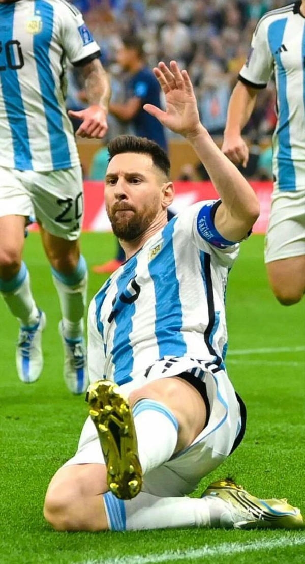 Messi rê bóng vượt qua hậu vệ