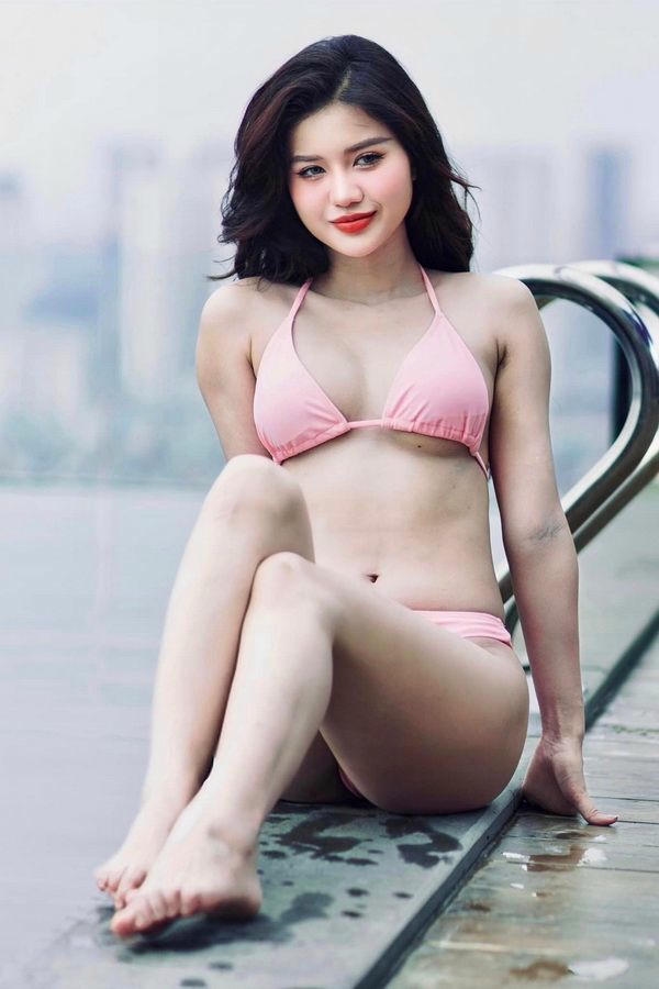 Nàng đứng nhìn sóng biển