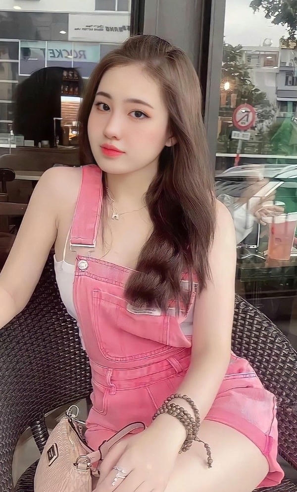 Nữ thần xinh đẹp dịu dàng nổi
